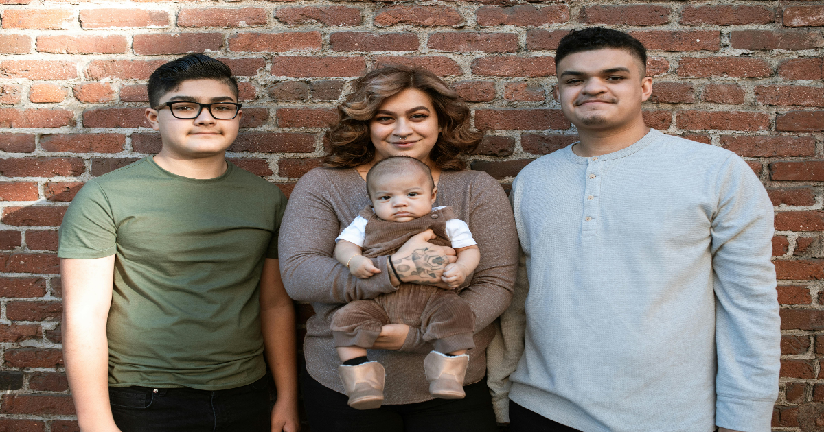 Mexican familly 1200x630 1