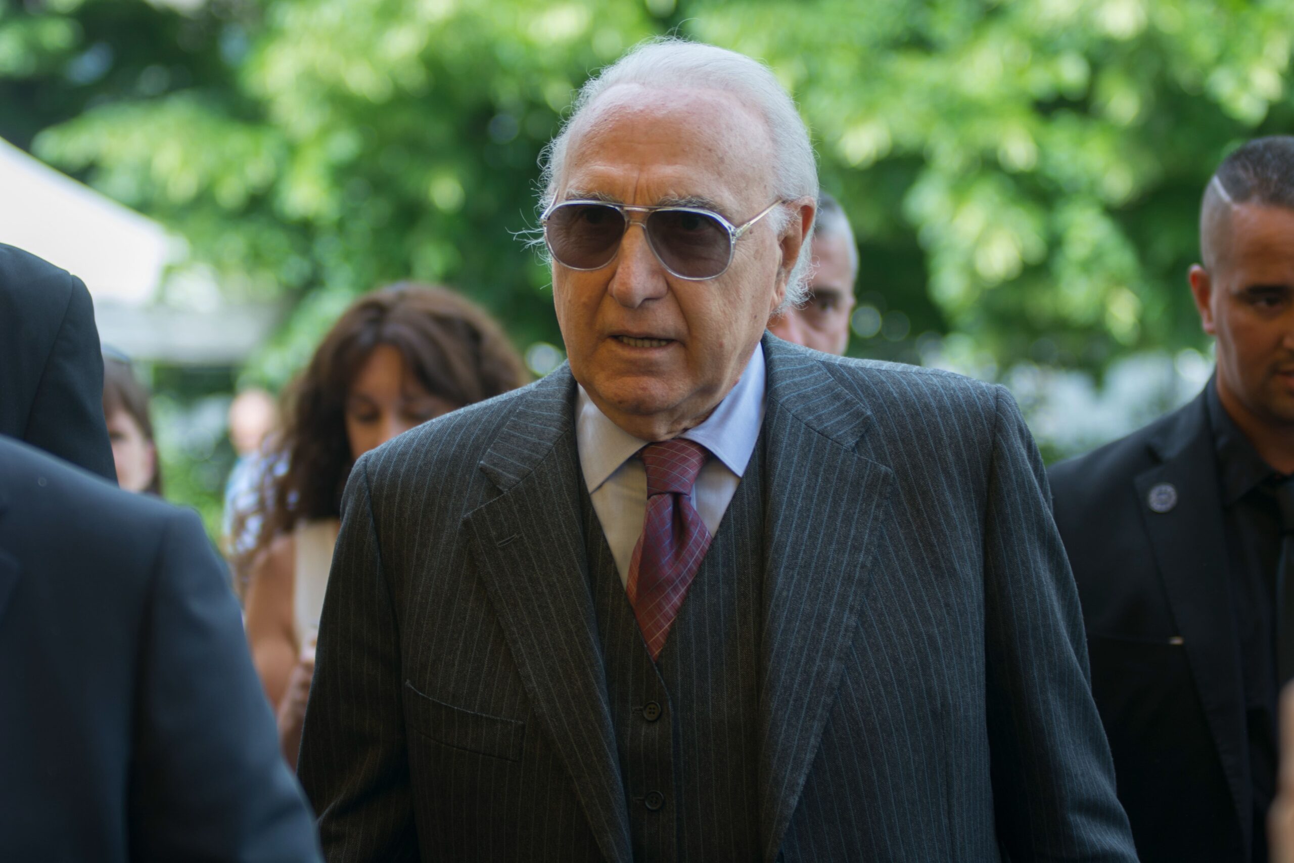 Picture of Pippo Baudo walking, embodying his status as Superpippo, the iconic TV legend.